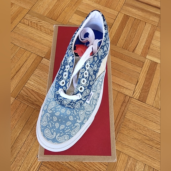 Brand new with box Van's acer bandana print sneaker - Picture 3 of 3